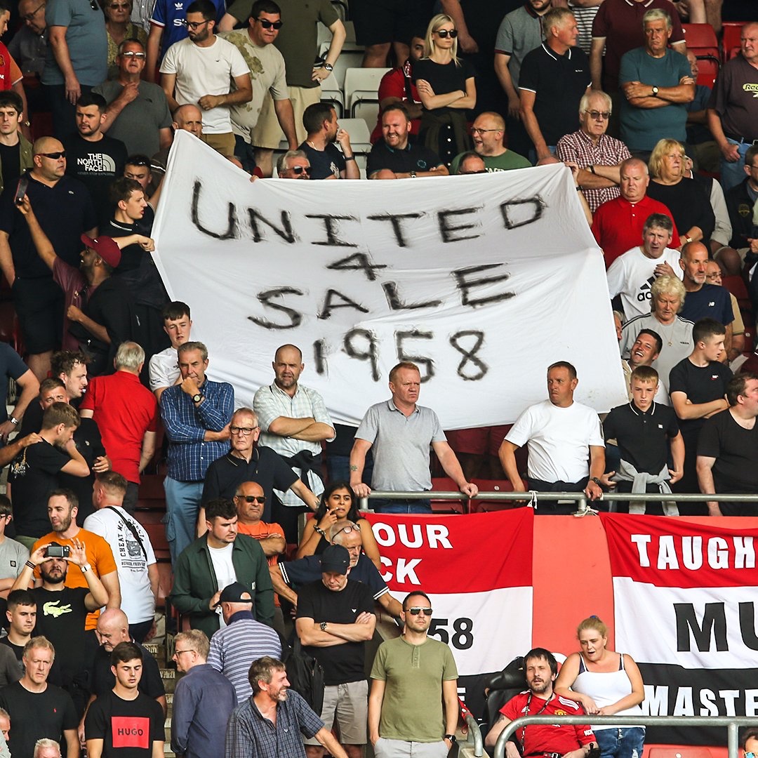 The__1958's tweet image. Amazing United away end again tonight. 

The 58 dedicate a surfer flag to the away fans. 

Revolution and change requires unity &amp;amp; perseverance. The fanbase is clicking home, away, global. 

Next step, a full stadium of flags for Arsenal🇾🇪

#GlazersOut