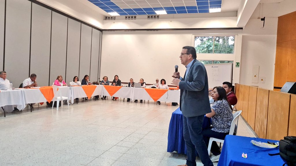 WilliamOrozDaz's tweet photo. 🧑🏻‍💻💡Muy complacido participando en la regional @SENACauca en el cierre del Bootcamp de liderazgo para evaluación de proyectos de Formación Continua Especializada, participan 26 representantes de varias regionales de @SENAComunica #SENAConLasEmpresas https://t.co/rn5dRIqUXs