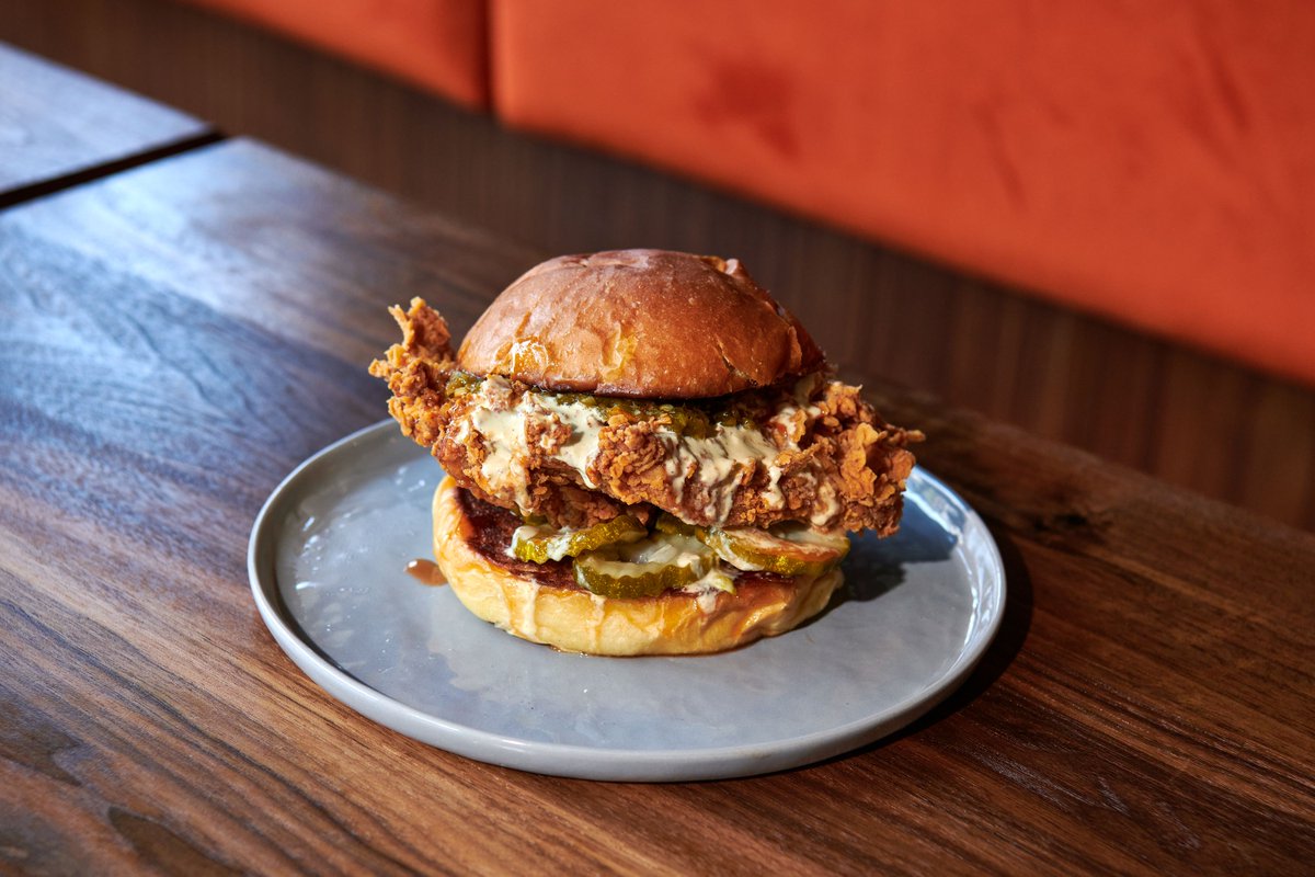 eaterpdx's tweet photo. Inside fried chicken cart Jojo’s new restaurant, with boozy milkshakes and ‘70s lounge vibes https://t.co/nC2UmehyKP https://t.co/yJ4GDPD7LB