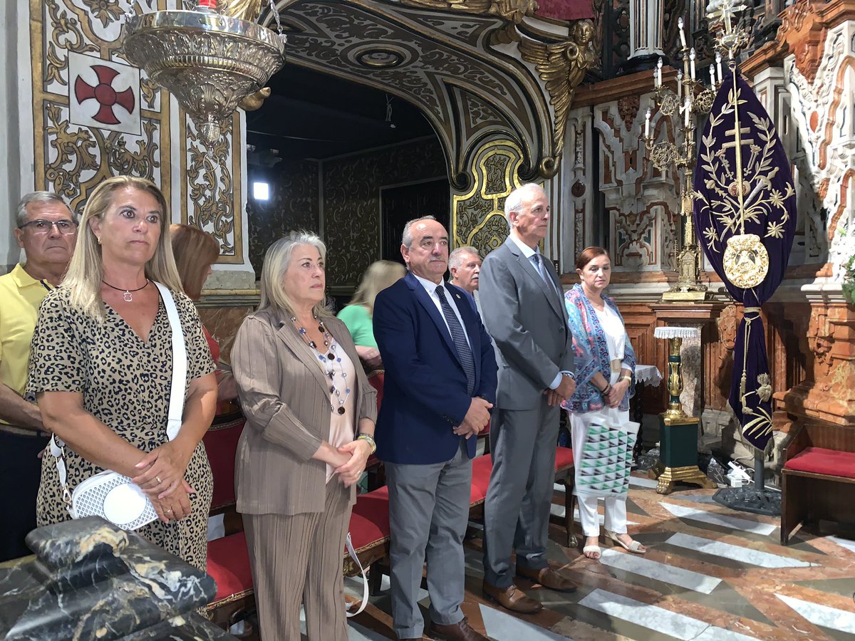 Hoy hemos acompañado  a la directiva  de nuestro Colegio Profesional   de Enfermería en la ofrenda floral  a la Virgen de las Angustias.