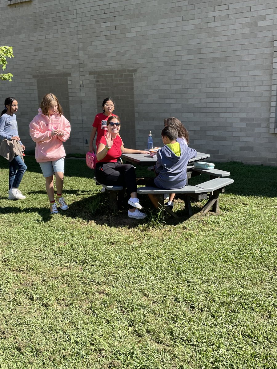 mrsvandawalker's tweet photo. It was a wonderful week 2 at ⁦@ShrevewoodES⁩! Have a safe and fun long weekend everyone! ☺️ ⁦@JDeSmyter⁩ https://t.co/BDZwsQhgsj
