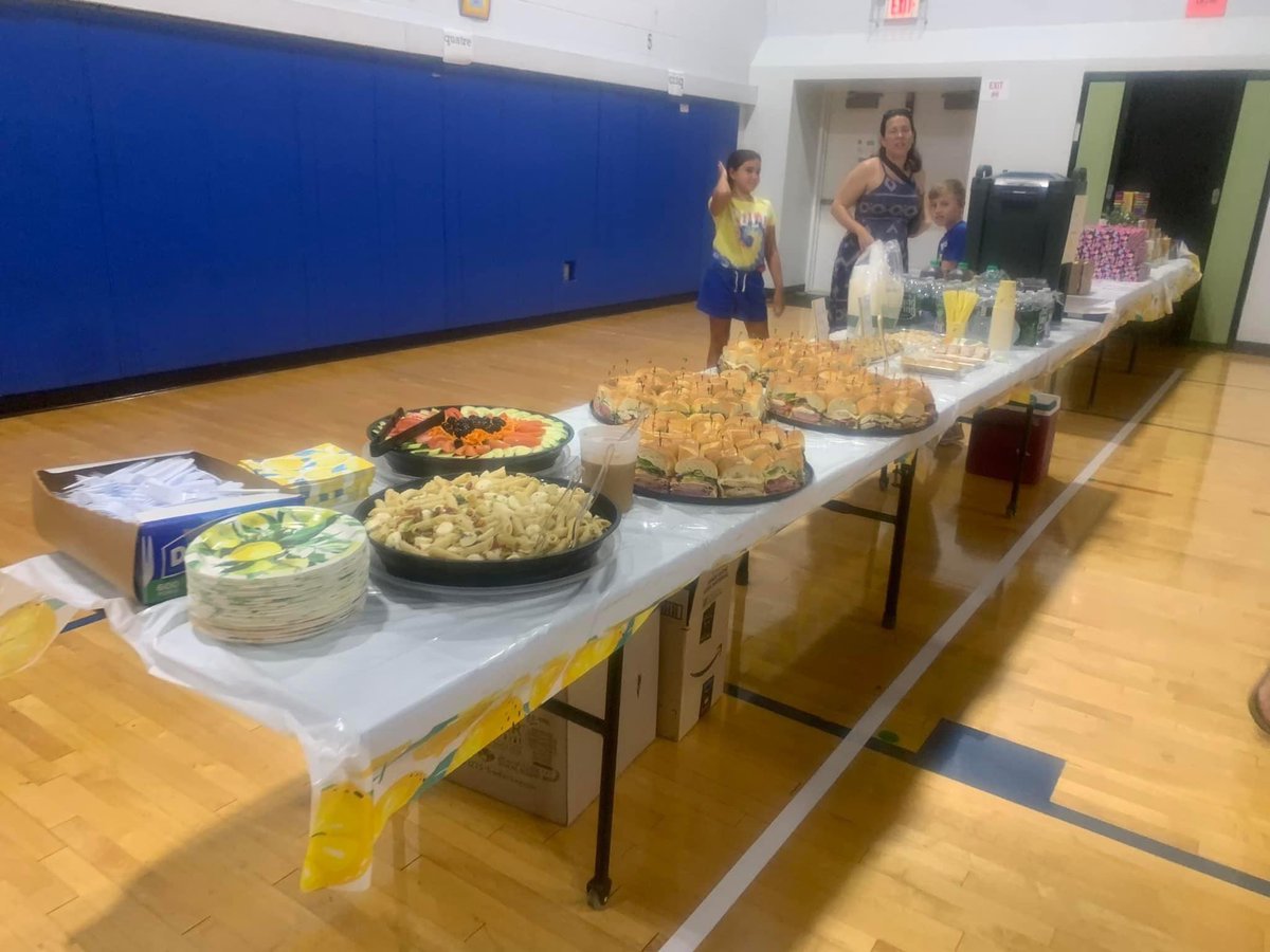 RadburnSchool's tweet photo. Radburn PTA welcomes teachers back with an amazing lunch complete with a raffle drawing and gifts! THANK YOU FOR THE WARM WELCOME BACK! #radburnrocks https://t.co/8fesg09HAx
