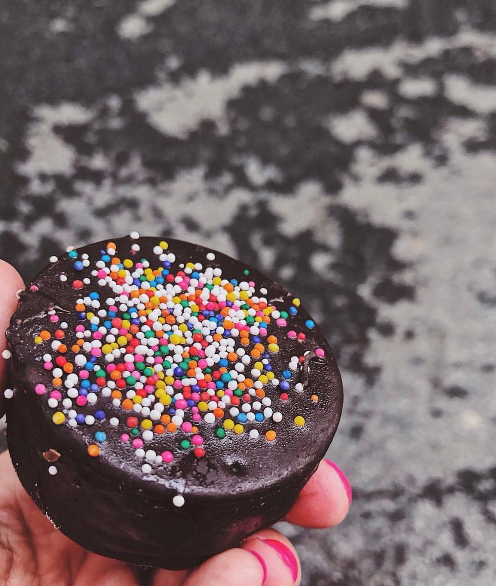 Just here to sprinkle your day with a little sweetness 🌈 
📷 @nashfoodjournal #ringding #funfetti #ringdingbar