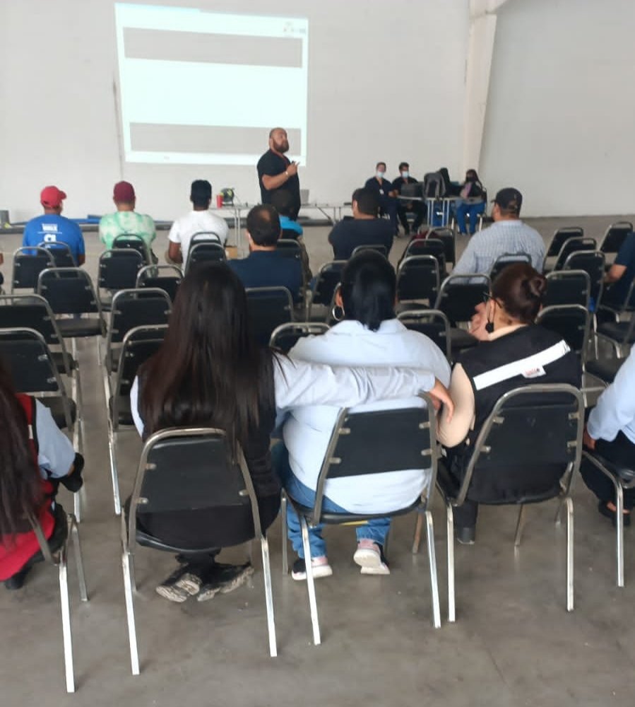 SIDUM_Coahuila's tweet photo. La Subsecretaría de Transporte y Movilidad en coordinación con la Secretaría de Salud, impartieron el curso "Seguridad Vial y Prevención de Accidentes", en #Saltillo.
Asistieron 25 operadores de transporte especializado de personal de la empresa #DMCONTROL.
#FuerteCoahuilaEs https://t.co/PSdMJeIvMy