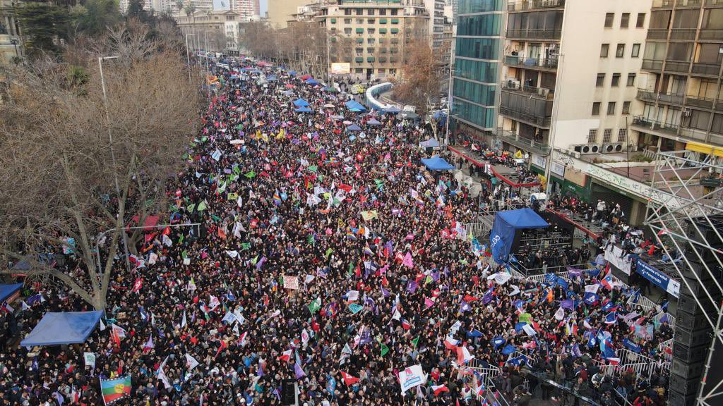 ClaudiaPizarro's tweet photo. Así está la cosa en Alameda con Santa Rosa. #SomosMás #ChileVotaApruebo 🇨🇱 https://t.co/W6n5NrAdSZ