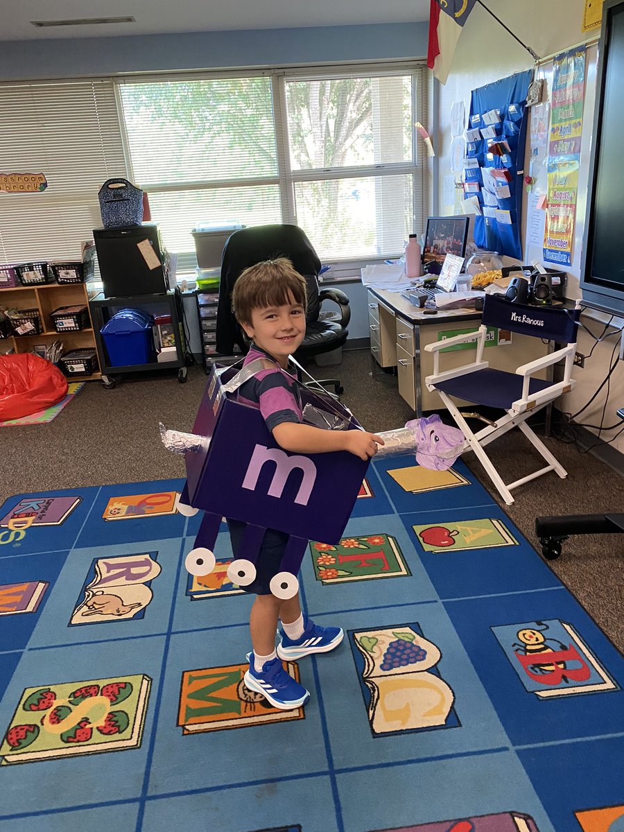 AngelaRanous's tweet photo. These Kinders had some great costumes for our @Letterland parade today!!@oakgrovees @OtterBias @JoTysor https://t.co/AKFHixJfEv