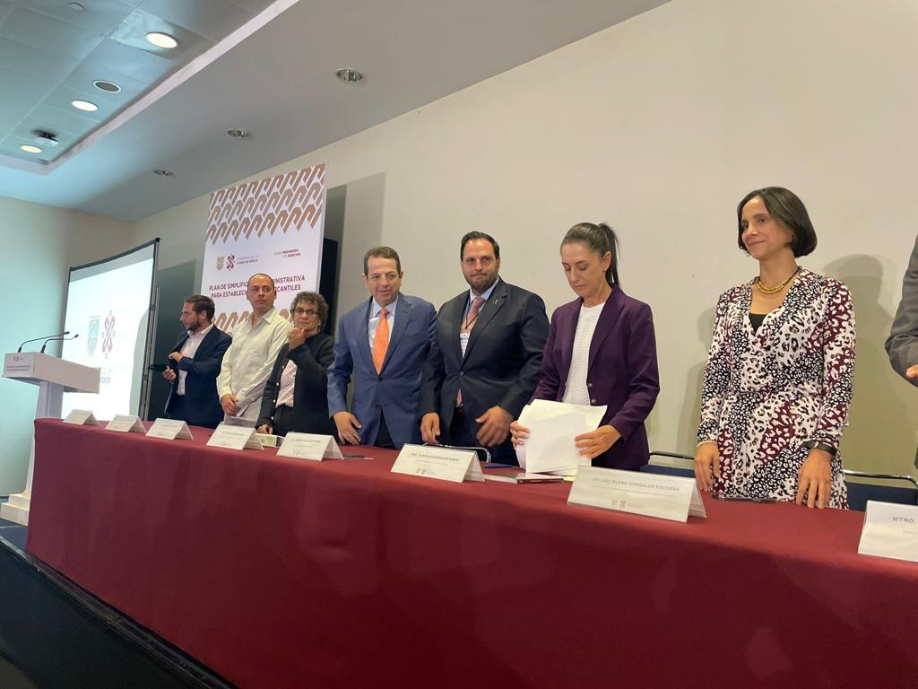 SedecoCDMX's tweet photo. Nuestro títular @FadlalaAkabani participó en la presentación del Plan de Simplificación Administrativa para Establecimientos Mercantiles dirigida por @Claudiashein #JefaDeGobierno

En pro de la reactivación economíca los trámites para abrir u operar un restaurante bajan un 50% https://t.co/d2KgMi1NOu