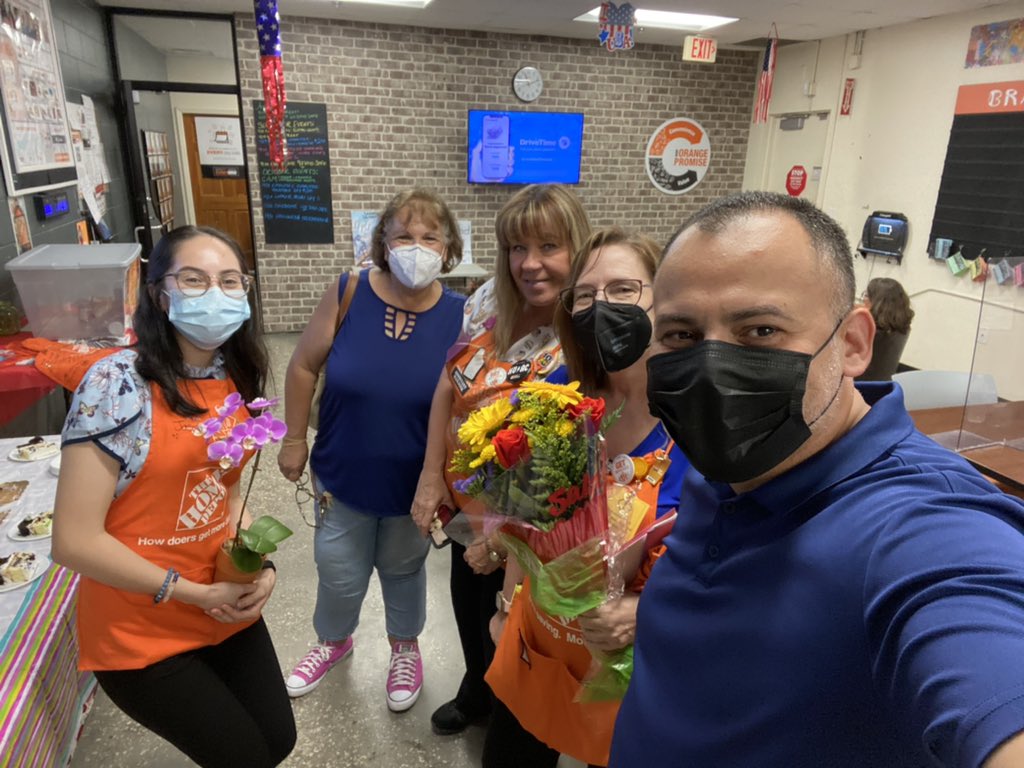 luisjoelm's tweet image. Congratulations to Pisarski, Kimberly A on her promotion to master trainer at HDU. Today was her last day after 18 years at 0262. Thanks for everything you did for 0262 and we will miss you.