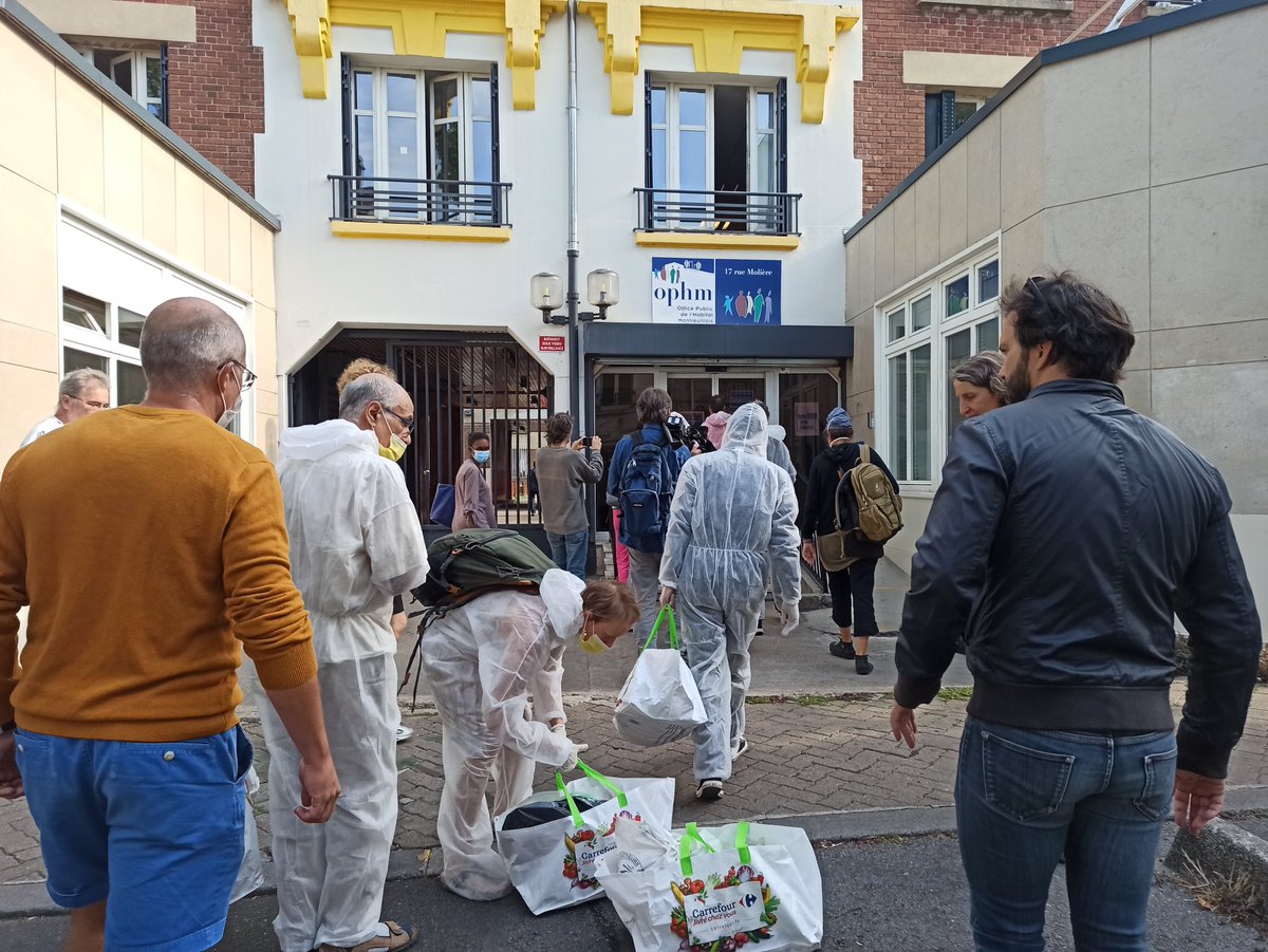 GillesRobel's tweet photo. La fameuse usine chimique de #Montreuil, la #SNEM n’est plus, bon débarras! Mais riverains et parents ont protesté contre le mode de démolition, sans protection, à côté d’une école, la veille de la rentrée! Ils ont apporté des gravats à l’OPHM puis en mairie, sans être reçus. https://t.co/MzpCrXqZHg