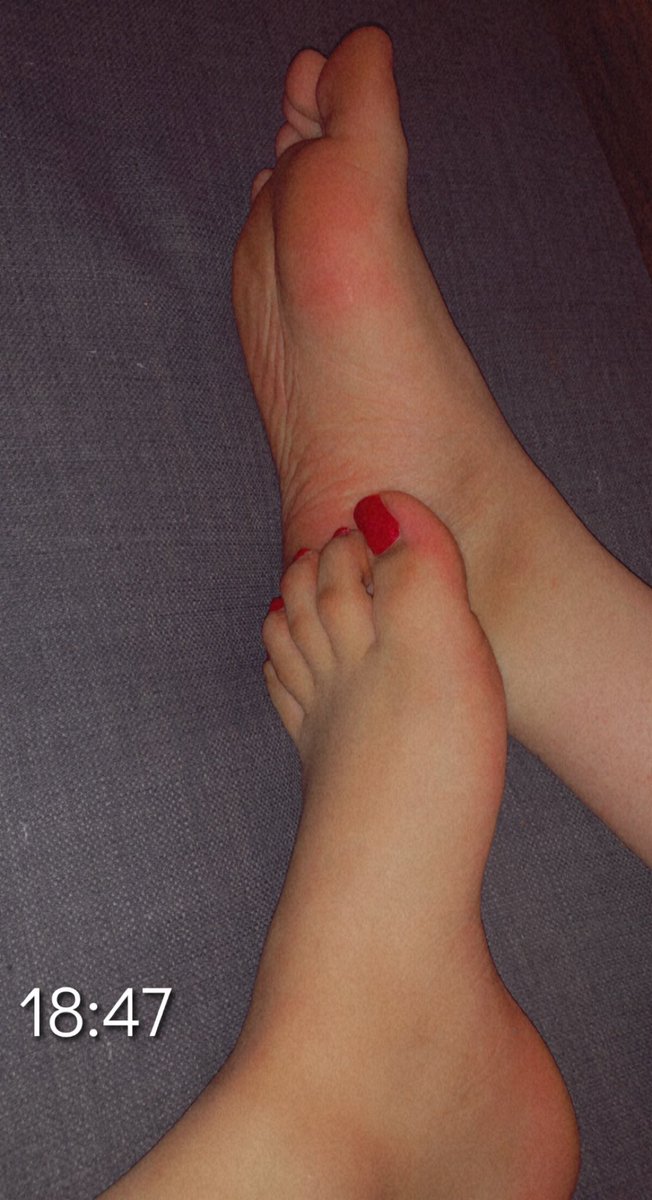 TsBitch96's tweet photo. Welche Bitch  Leck mir die FEETS ? 😏🤤#feets #feetworship #lickmyfeets #nails #porno #gr39 #Transfrauen #TransIsBeautiful #socks #sneakersocken #blacksox #onlyfans #ass https://t.co/syaucaX7e1