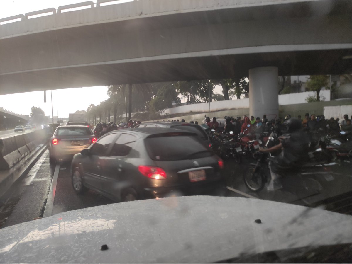 rcamachovzla's tweet photo. Entiendo q quieran resguardarse del agua, pero ocupar todos los canales de la autopista ya es un abuso. Aquí es donde tránsito de la PNB debería estar aprovechando que todos están obstruyendo la vía. Usen impermeables, tengan los cauchos óptimos o traten de llegar a un refugio https://t.co/zxT4TgYSh8