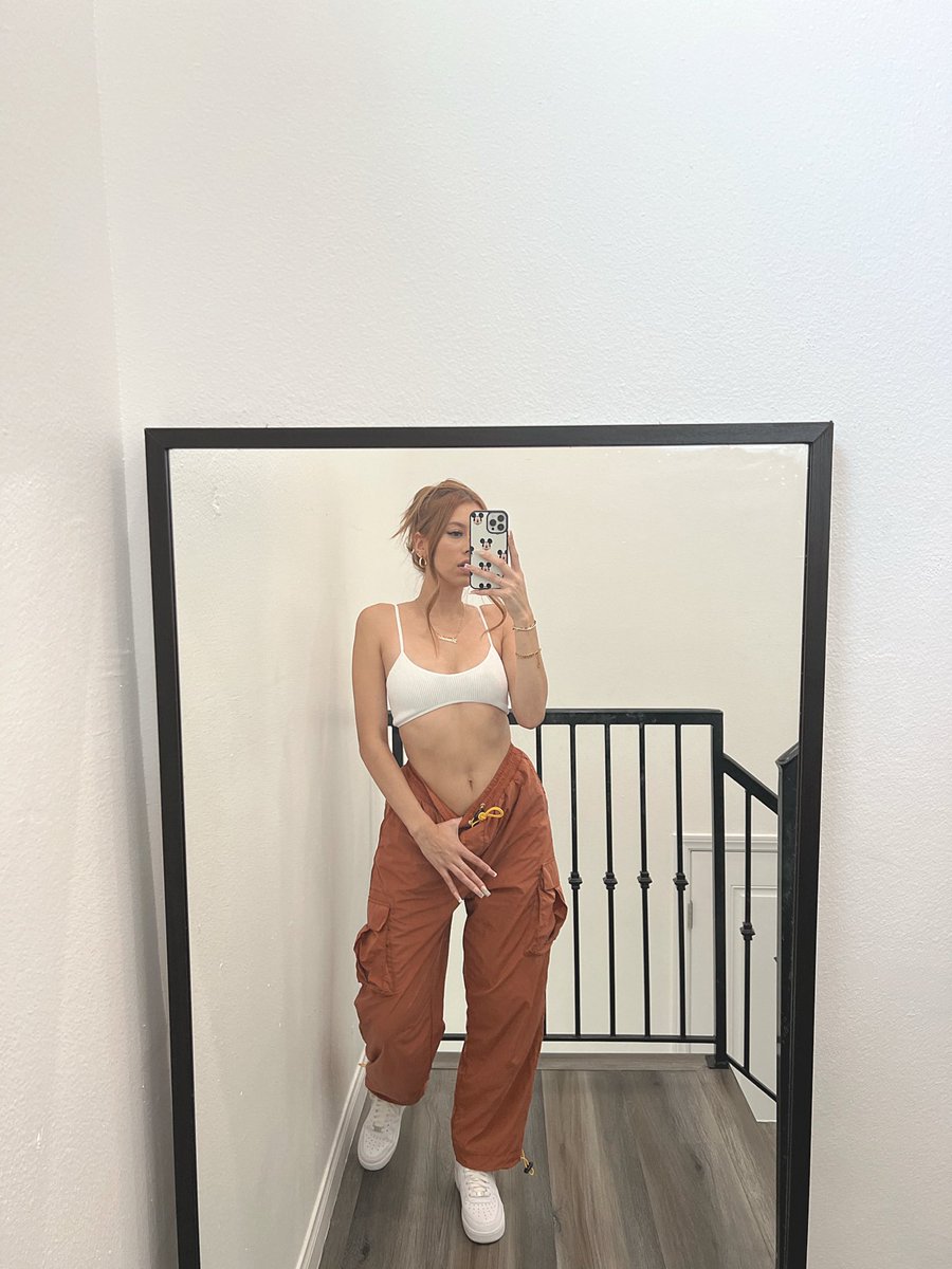 g. on Twitter: "Hot mom era"