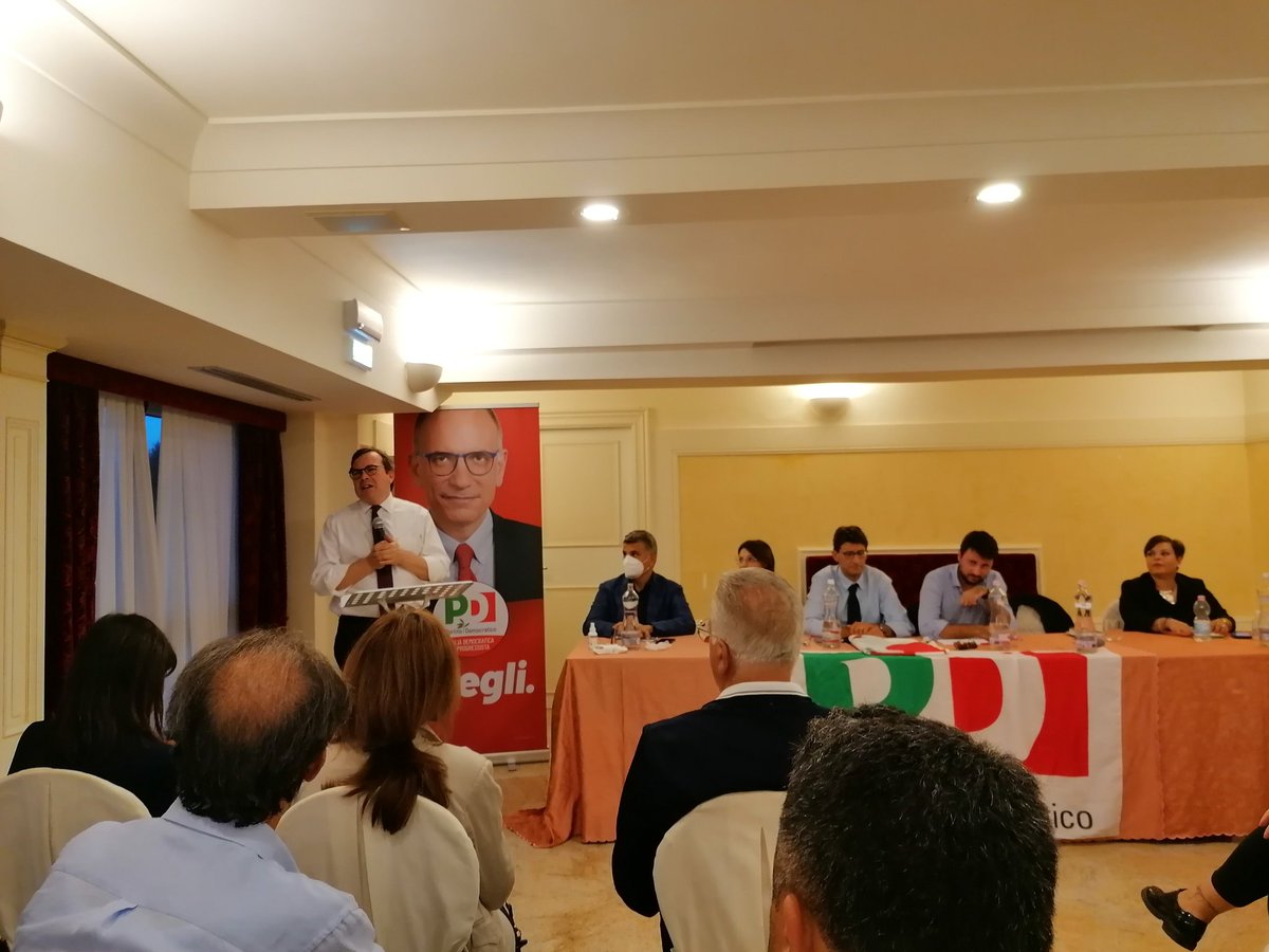 PasqualeArch's tweet photo. @amendolaenzo all'incontro del PD Provinciale in quel di @ferrandina   parla del PNRR per un rilancio del mezzogiorno e della @basilicata. @RaffaeleLaRegin @claudioscarano @lgravela @marinocontaldo @ZampinoMarco @Vito_DeFilippo @Maddas28 @DifescaBeatrice https://t.co/Z3TWEmJOIa