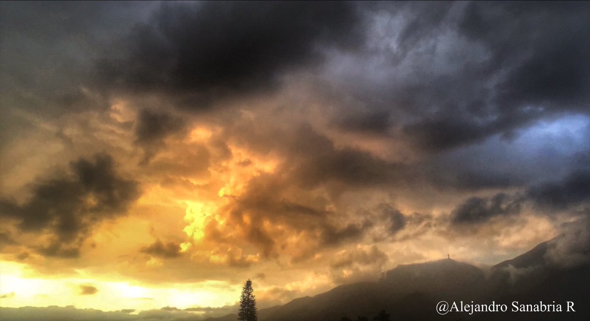 AlexSanabriaR's tweet photo. El #Avila #atardecer #31Sep #Venezuela https://t.co/05aG2VciXh