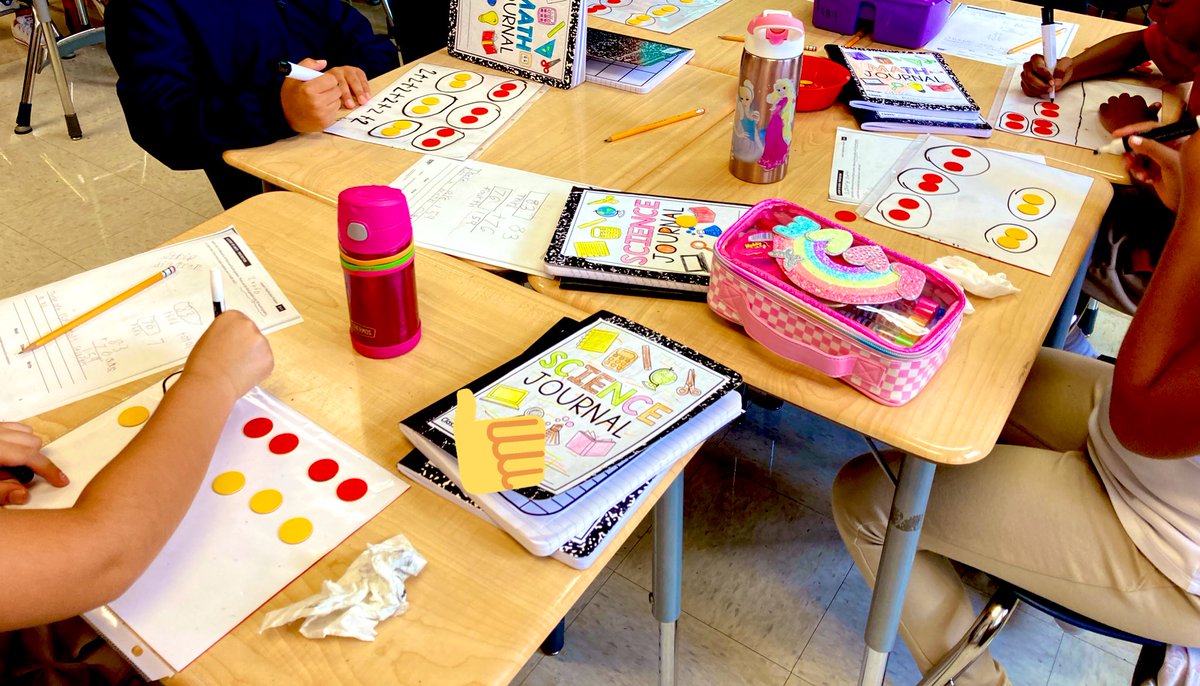 MsFraysteaching's tweet photo. Eureka! 📚✏️📕👩🏽🏫 we are practicing making equal groups . #Math #HISDMath https://t.co/ntrQnHLgp2