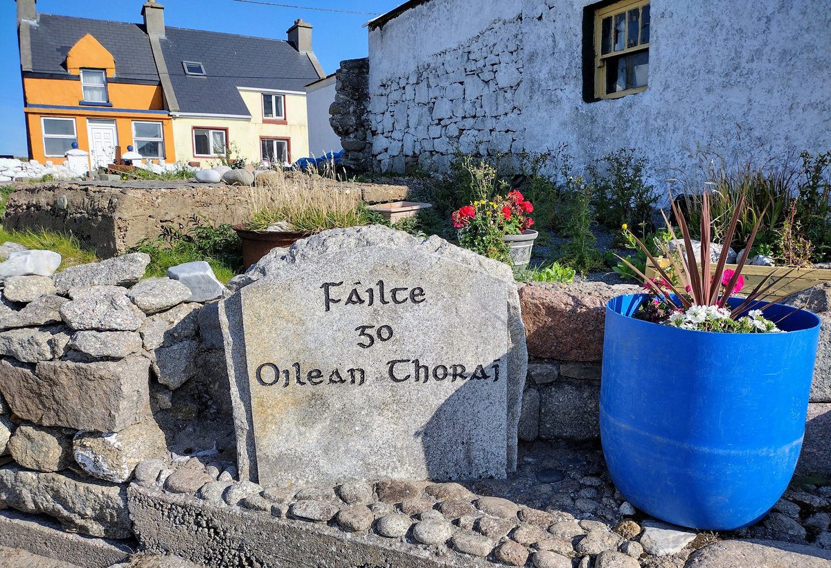 BirtiesBlog's tweet photo. Tory Island (Oileán Thoraí) just off the #Donegal coast on the @wildatlanticway, but looking like it's in the Caribbean today 😎 @visit_donegal @DiscoverIreland ☘️ https://t.co/57bcyG3zWk