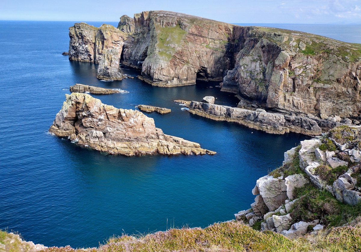 BirtiesBlog's tweet photo. Tory Island (Oileán Thoraí) just off the #Donegal coast on the @wildatlanticway, but looking like it's in the Caribbean today 😎 @visit_donegal @DiscoverIreland ☘️ https://t.co/57bcyG3zWk
