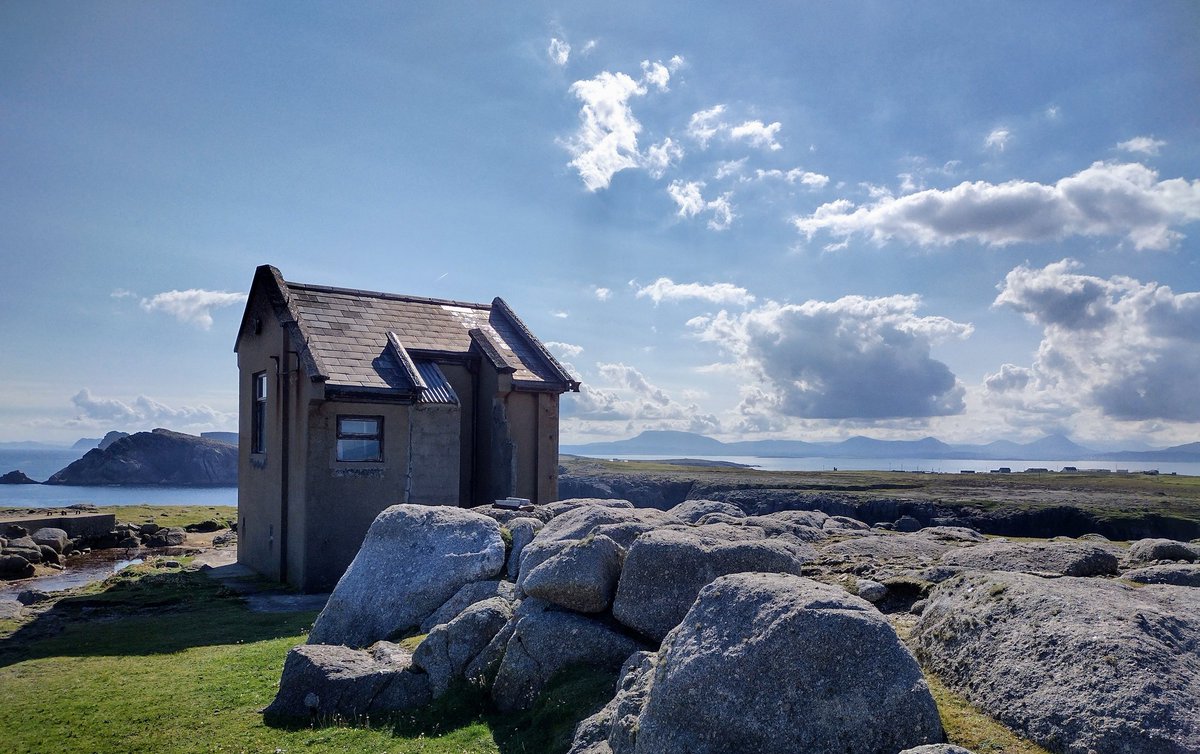 BirtiesBlog's tweet photo. Tory Island (Oileán Thoraí) just off the #Donegal coast on the @wildatlanticway, but looking like it's in the Caribbean today 😎 @visit_donegal @DiscoverIreland ☘️ https://t.co/57bcyG3zWk