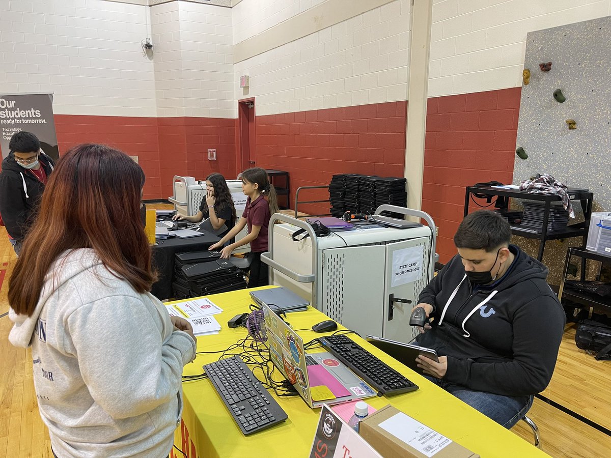 TechTisa's tweet photo. Day 4 of rollout💻 8️⃣7️⃣8️⃣ @dpvils chromebooks are in the hands of @hartman_ms students✅ Deployment was a success with the help of our Student Tech Team. 9️⃣ more devices to deploy #equity #availableaccess https://t.co/27lw1sVz9j