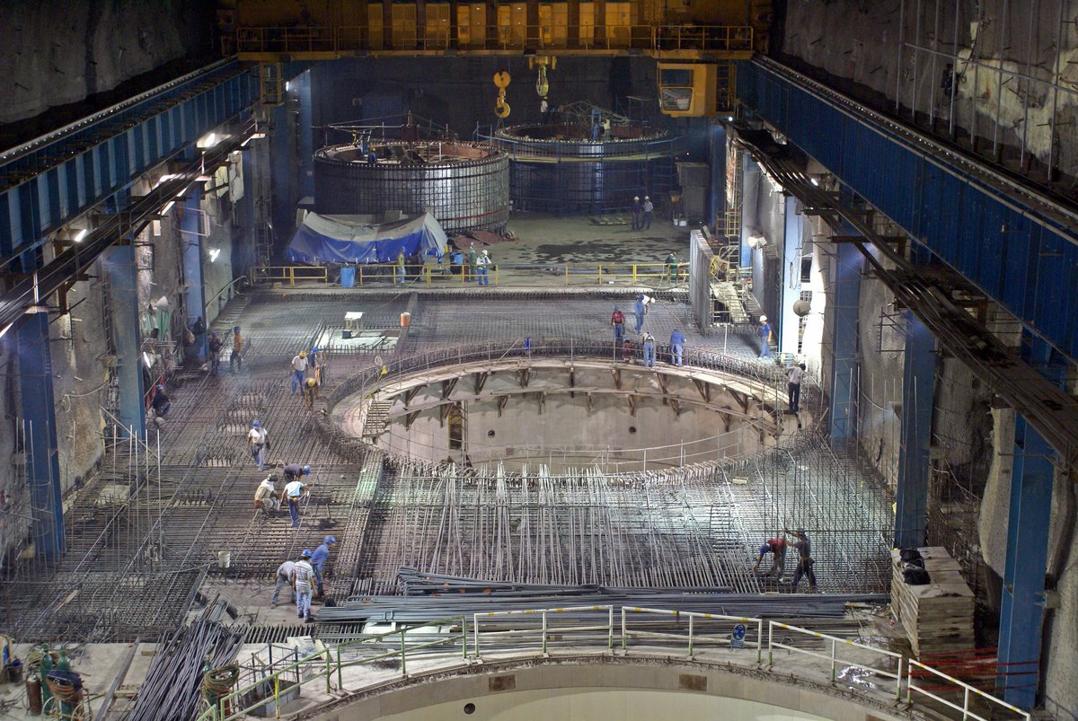 rogeiro_cambero's tweet photo. Grúa viajera en Casa de Máquinas con una capacidad de carga de 800 toneladas, montaje de rotor del generador donde se instalaron dos unidades turbogeneradoras de 375 MW cada una.
#Juevesdepresas #CFEmexico
#LaYesca https://t.co/CIb6H6vwTJ