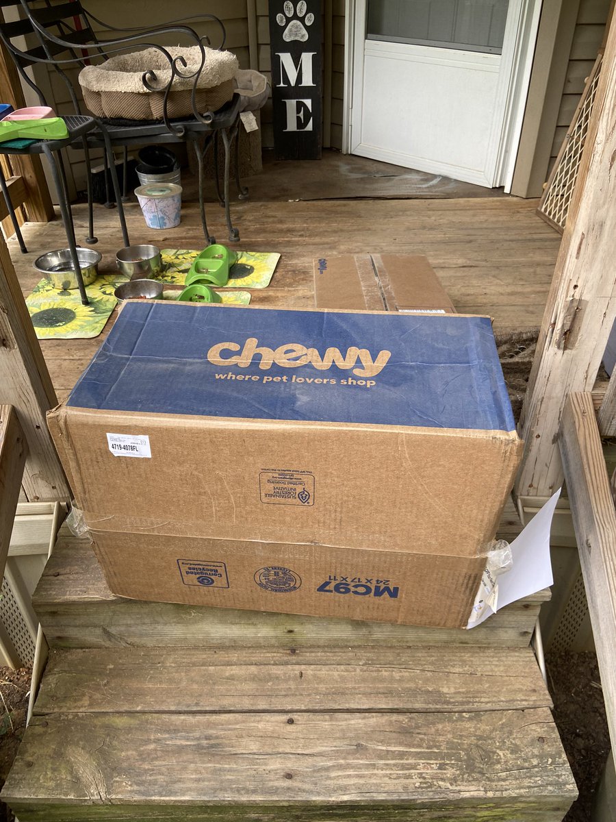 neile_ross's tweet photo. @FedExHelp please tell me how I’m supposed to get in my home when you continually drop the boxes at the top of my steps. You have a whole porch floor you could put this. Just ONE MORE STEP!!!!!!!! https://t.co/TcmCC3wMYk
