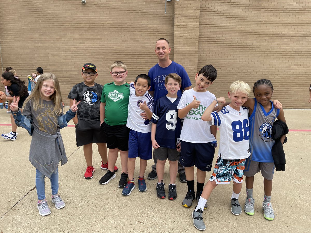 CFBRainwater's tweet photo. We celebrated #AttendanceAwarenessMonth with JERSEY DAY!!! #getyourselfietoschool #cfbproud @CFBISD @DrChapmanCFBISD @susanmachayo @nicgreenleaf @jannafish https://t.co/5KcKwEDhJe