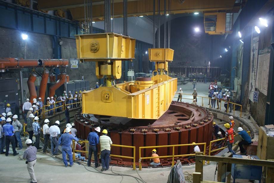 rogeiro_cambero's tweet photo. Grúa viajera en Casa de Máquinas con una capacidad de carga de 800 toneladas, montaje de rotor del generador donde se instalaron dos unidades turbogeneradoras de 375 MW cada una.
#Juevesdepresas #CFEmexico
#LaYesca https://t.co/CIb6H6vwTJ