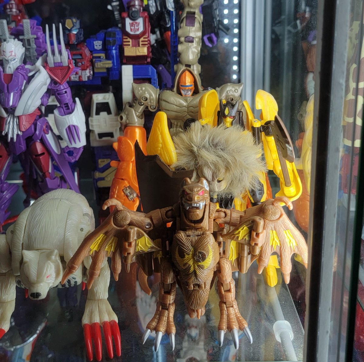 Finally got some time to display my #Botcon2022 exclusives! Got the plush Josey too, which was really neat!
And of course the custom class Leonicus HAS to display with Scorpos/Sandstorm! 
It's their first year back, and <a href="/BotCon/">BotCon ‘26 - Chicago, July 10-12</a> is still making beautiful shelves! Here's to 2023!