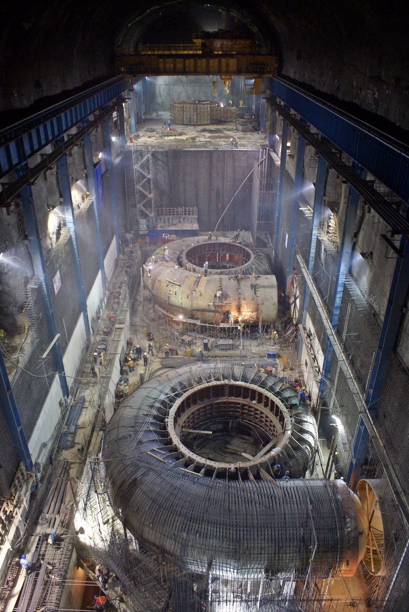 rogeiro_cambero's tweet photo. Grúa viajera en Casa de Máquinas con una capacidad de carga de 800 toneladas, montaje de rotor del generador donde se instalaron dos unidades turbogeneradoras de 375 MW cada una.
#Juevesdepresas #CFEmexico
#LaYesca https://t.co/CIb6H6vwTJ