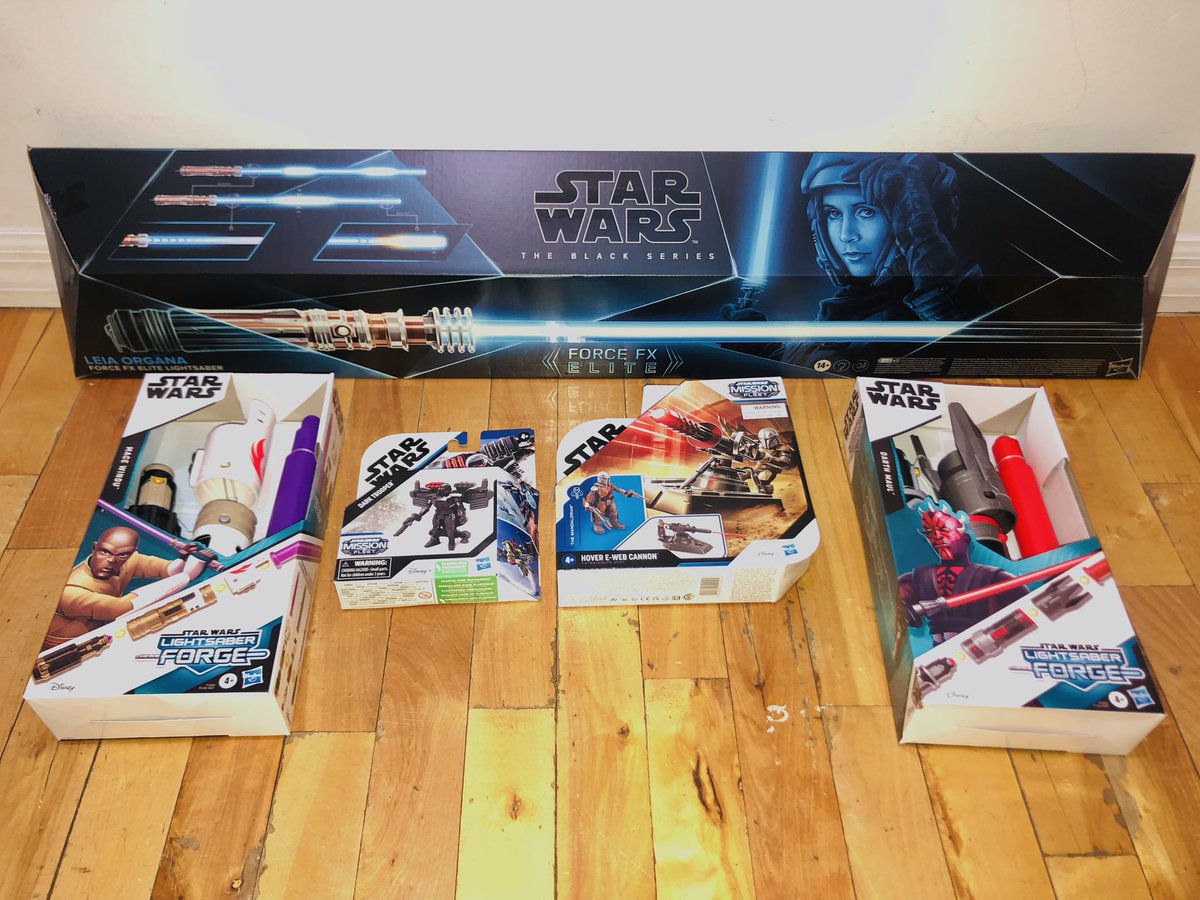 maxevry's tweet photo. Thank you @HasbroPulse for sending along this amazing split box full of #StarWars goodies, including #BlackSeries Leia Force FX blade, #LightsaberForge assortments & more! #Hasbro #ChooseYourDestiny https://t.co/jRS2YvUYKX