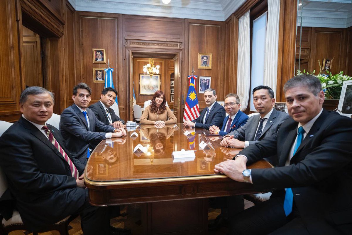 Acabo de reunirme con directivos de YPF y Petronas, la empresa petrolera estatal de Malasia, que hoy anunciaron una alianza para construir una planta de GNL en Argentina. Trabajan en conjunto desde 2014 en el desarrollo de Vaca Muerta. Sí, el yacimiento que recuperamos en el 2012