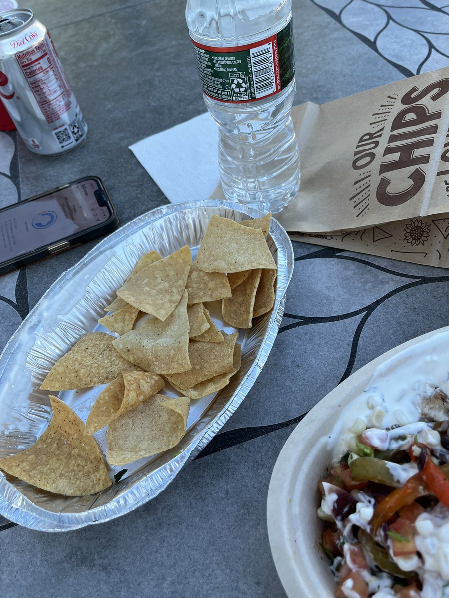 jaylynne1014's tweet photo. @ChipotleTweets - sad day today, first the “lack” of chips in the bag, then undercooked hard beans and then a lovely add on to the guac ☹️ https://t.co/k0Lu8egoWw