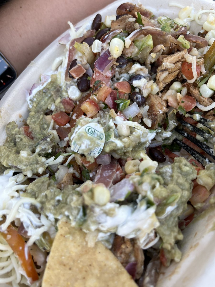 jaylynne1014's tweet photo. @ChipotleTweets - sad day today, first the “lack” of chips in the bag, then undercooked hard beans and then a lovely add on to the guac ☹️ https://t.co/k0Lu8egoWw