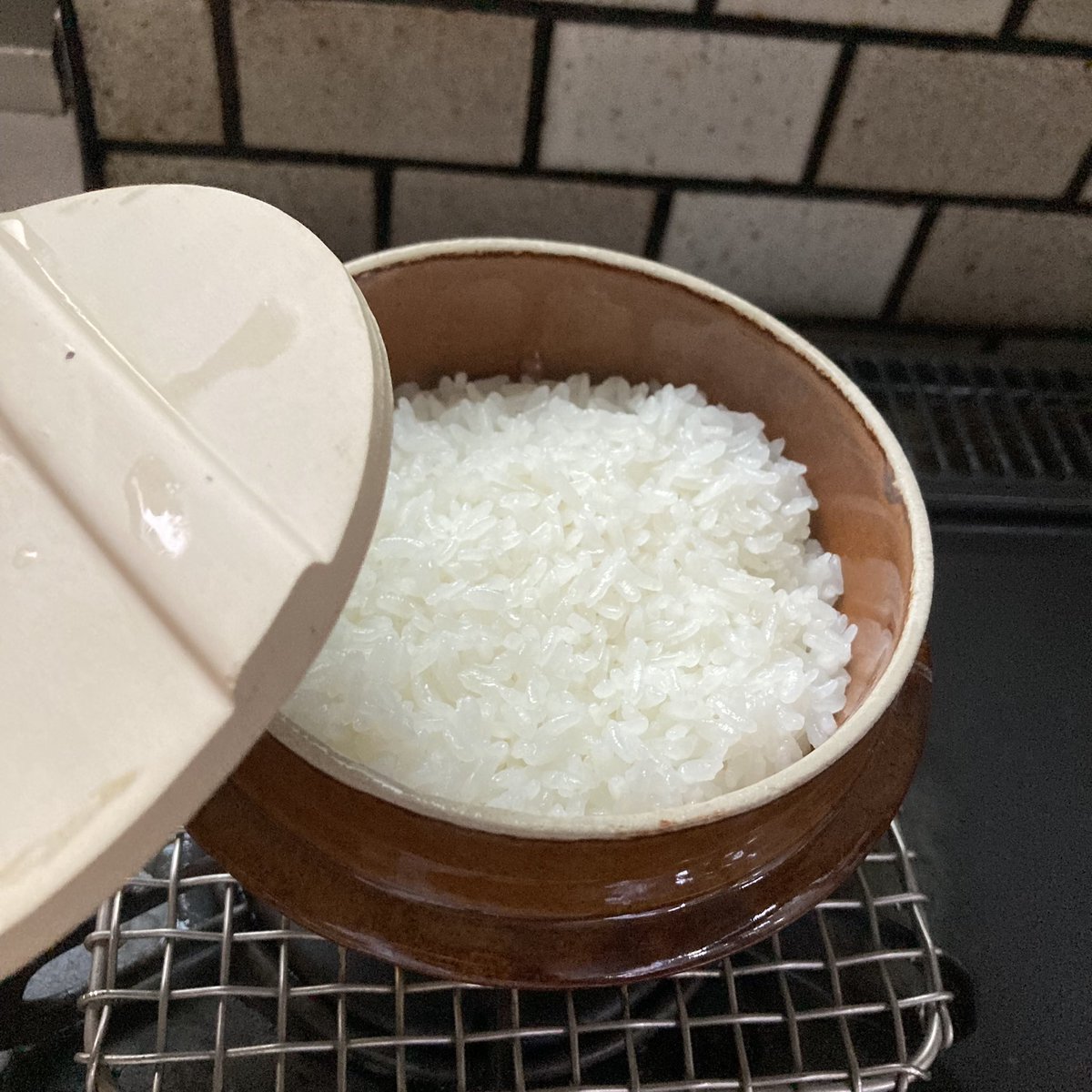 nikko_factory's tweet photo. 製造元の見解では、釜飯の釜は直火不可です。炊飯は自己責任で。炊いたごはんはスタッフが美味しいいただきました。 https://t.co/LiQ358pWfb