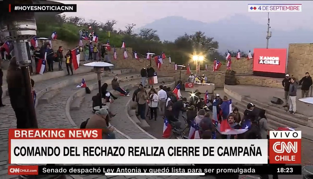 🔴 AHORA: Se desarrollan los cierres de campaña del Apruebo (imagen izquierda) y del Rechazo (imagen derecha).