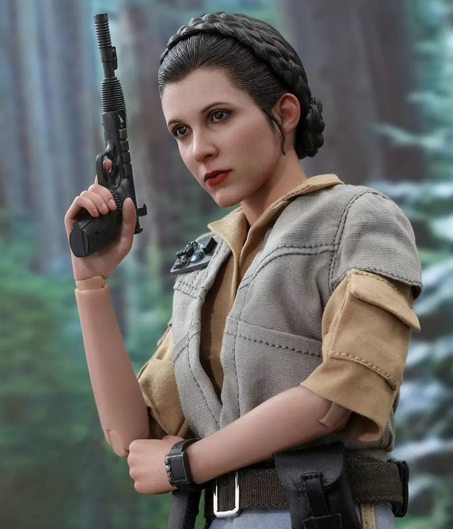 LEIATHlNKER's tweet photo. princess leia's return of the jedi endor look alongside her Hot Toys collectible action figure ♡ https://t.co/Lm7VRrsegt