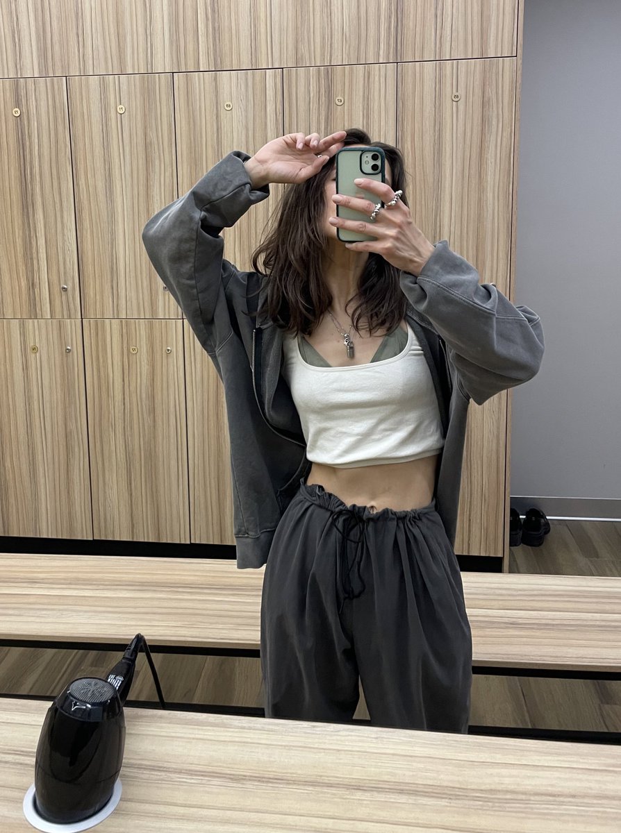 idipospi's tweet photo. Здрасьте 
Вот хочу вернуться в тви, думаю начать с такого фото или че у вас там приветствуется 

На самом деле я фен хотела показать https://t.co/cfFfa8wWJQ