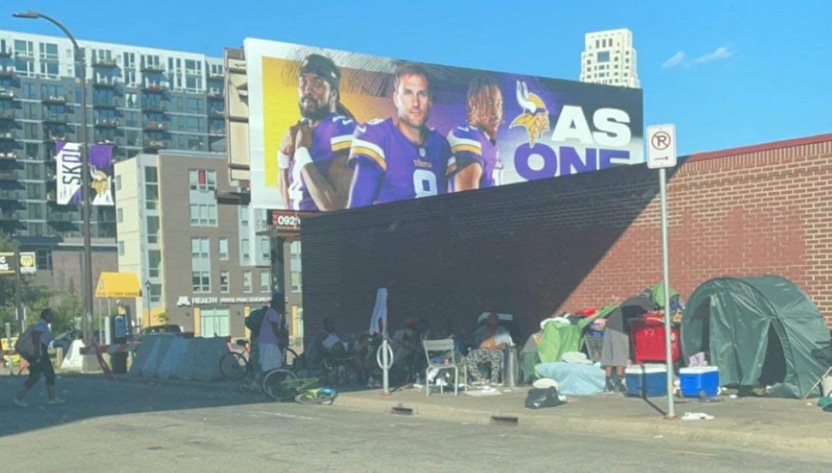 ghettoJJmac's tweet photo. Looks like Vikings are already lining up to tailgate next weeks game. I even saw a few fans giving each other vaccine shots. Minneapolis is amazing. https://t.co/r5CM6S8yR1