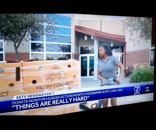 Lilgurlbluuuuu7's tweet photo. @Food4Heartland
@KETV 
An awesome young Black Sista named Erica  DRIVES  4 Heartland food bank &amp; also UNLOADS the pallets as u can see. During this news story a white male employee yells: "Smile Erica!"
wth? What about the white woman?  
Leave Black ppl ALONE 
#NotSlaves #Racism https://t.co/Y0MDLDF7xY