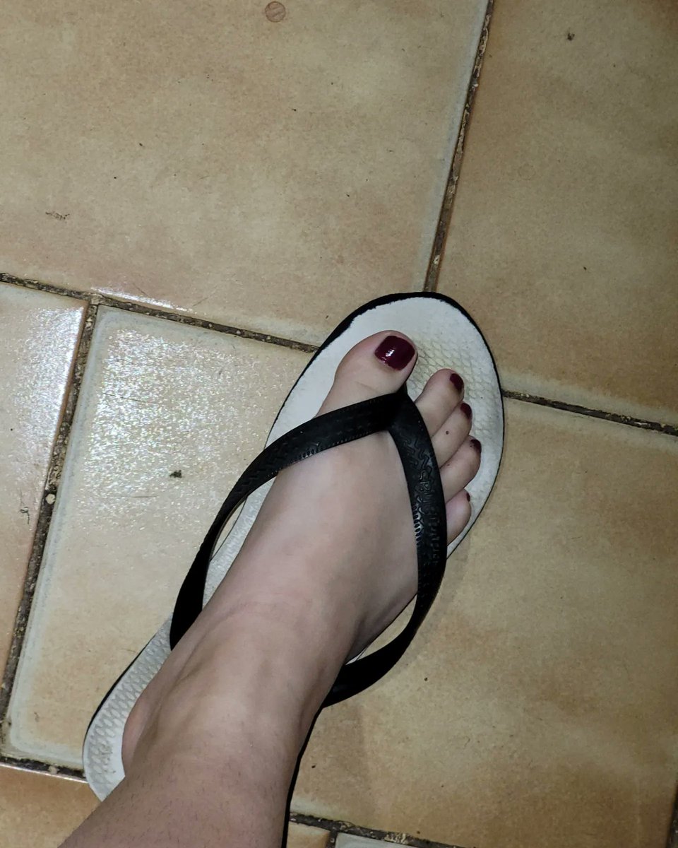 VitoriaFeet's tweet photo. Estou vendendo essas havaianas tradicionais imundas 🥰 https://t.co/5mTriIqH5R