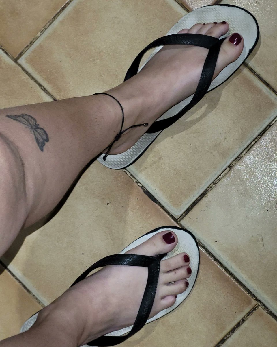 VitoriaFeet's tweet photo. Estou vendendo essas havaianas tradicionais imundas 🥰 https://t.co/5mTriIqH5R