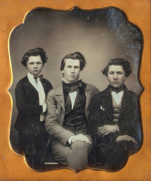 wikivictorian's tweet photo. Daguerrotype portrait of three brothers. Photographed in 1850. https://t.co/UDyNtuyb55