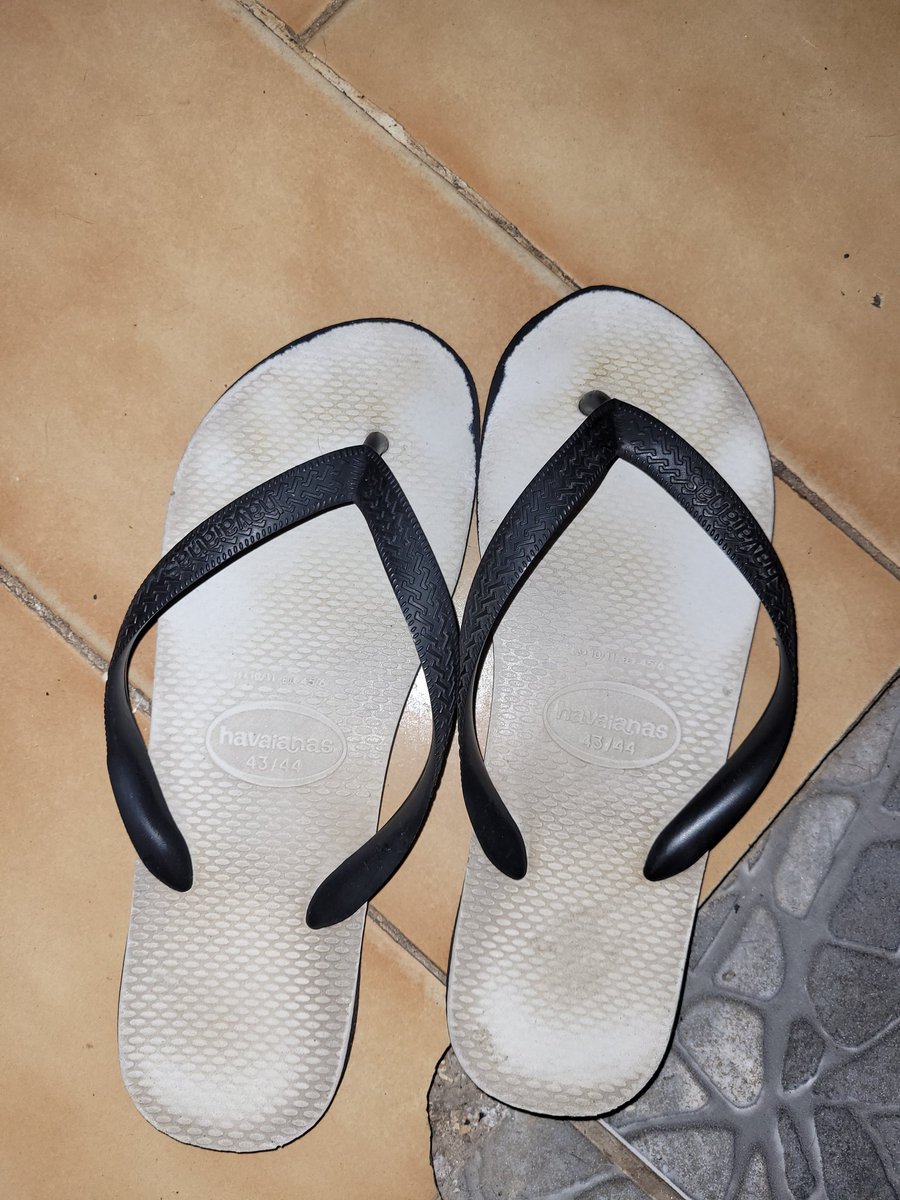 VitoriaFeet's tweet photo. Havaianas tradicional preta, usei pra um seguidor pra mandar de volta pra ele porém me deu bolo 😪 
60,00 + frete ❤️
Vem sentir meu cheirinho https://t.co/Fqv3hXCmUL