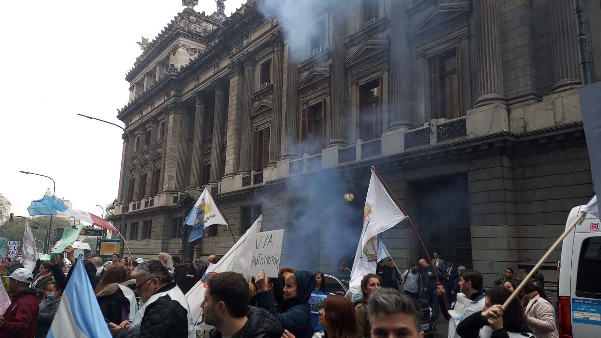 partedelshowok's tweet photo. HIPOTECADOS UVA: 900% DE AUMENTOS, DESESPERACIÓN Y MARCHA AL CONGRESO
https://t.co/bHlZu0wZYs
#HipotecadosUVA @hipotecadosuva @hipotecadosPBA https://t.co/RqUdBK4MZp