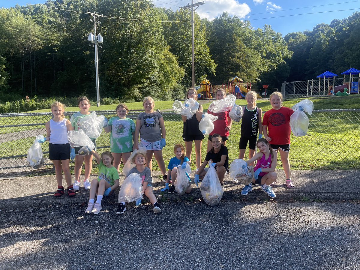 sbowen26's tweet photo. Not only is our girls basketball team learning how to play ball, they are also doing community service. The girls took time during practice to help clean up around our school ❤️ @FESDragons https://t.co/e5ad29qPDz