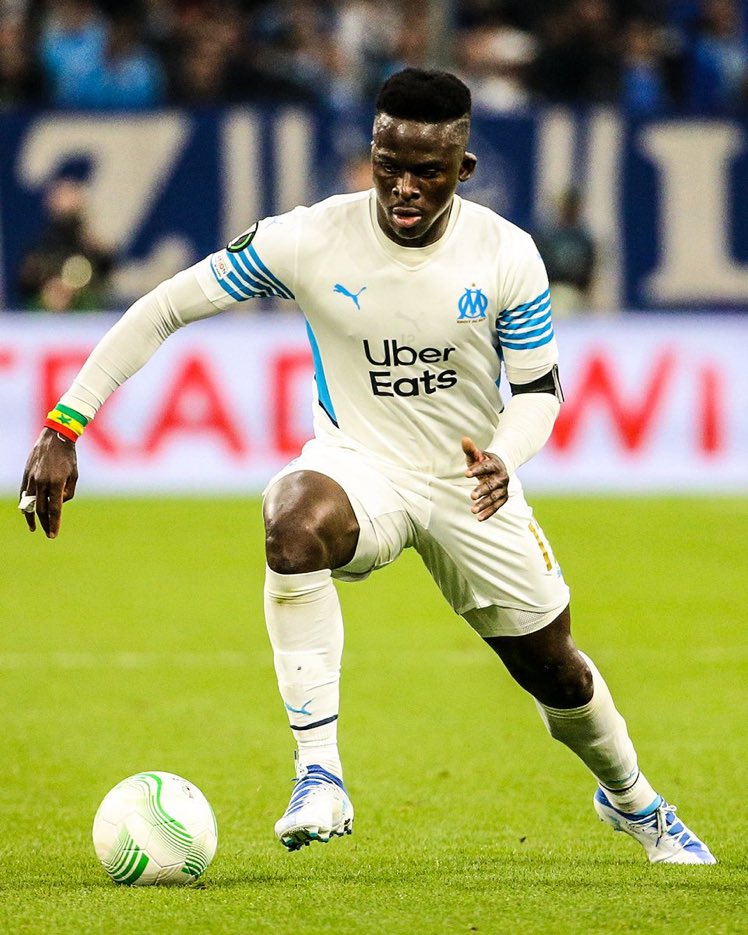 FlFARP's tweet image. Bamba Dieng's day: 

▪️ Reaches an agreement to join Leeds from Marseille 
▪️ Agent negotiates with Nice from the airport 
▪️ Leeds break off the deal 
▪️ Fails his physical with Nice, deal is off, still plays for Marseille