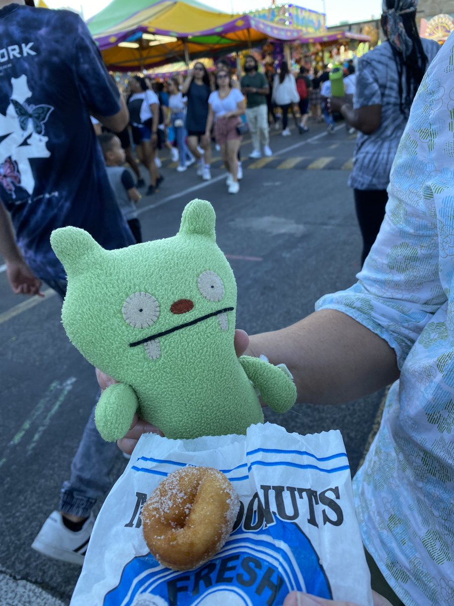 Ya baby! We are on vacation! Mini doughnuts are Jeero’s first order of business. #theEx Toronto 🎡