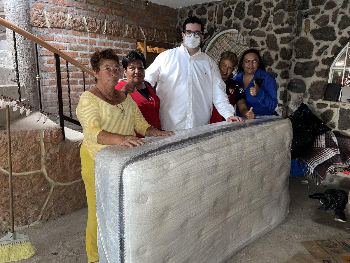 germanhergo's tweet photo. A petición ciudadana atiendo el llamado de apoyo de un colchón para doña Martha quien desafortunadamente vivía en condición de calle, con acciones pequeñas aliviamos las necesidades de los ciudadanos de León #LeónMereceMejor #GoñiSí https://t.co/X01I7uqxpV