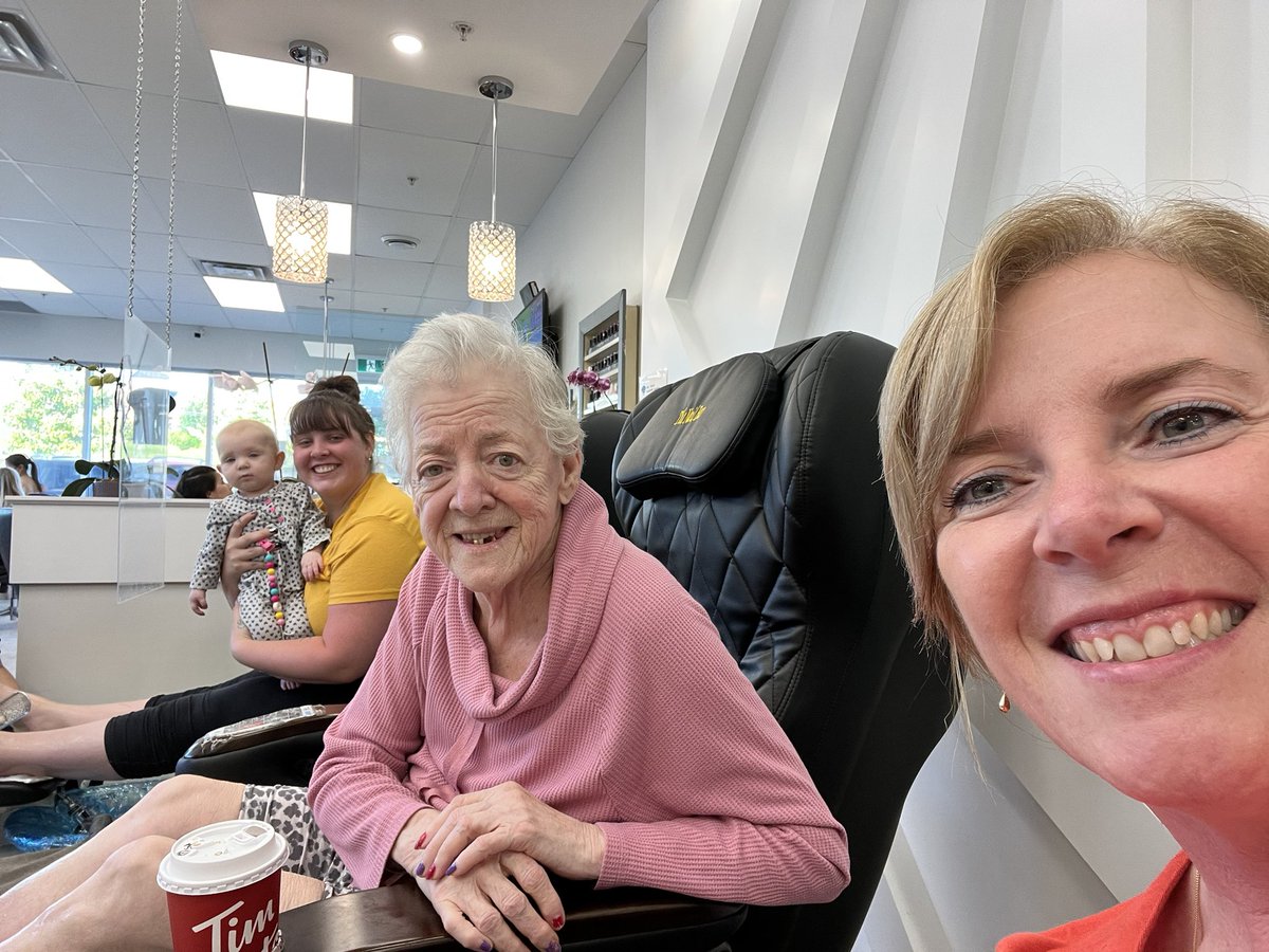 DEPUTYHOFFMANN's tweet photo. Oxytocin connects us to other people and makes us feel what other people feel. It’s easy to cause people’s brains to release oxytocin with the #PowerOfTouch. She doesn’t know that she is with family but she sure knows how good a pedicure feels. #Alzheimers #4Generations https://t.co/Mjltx9pjiI