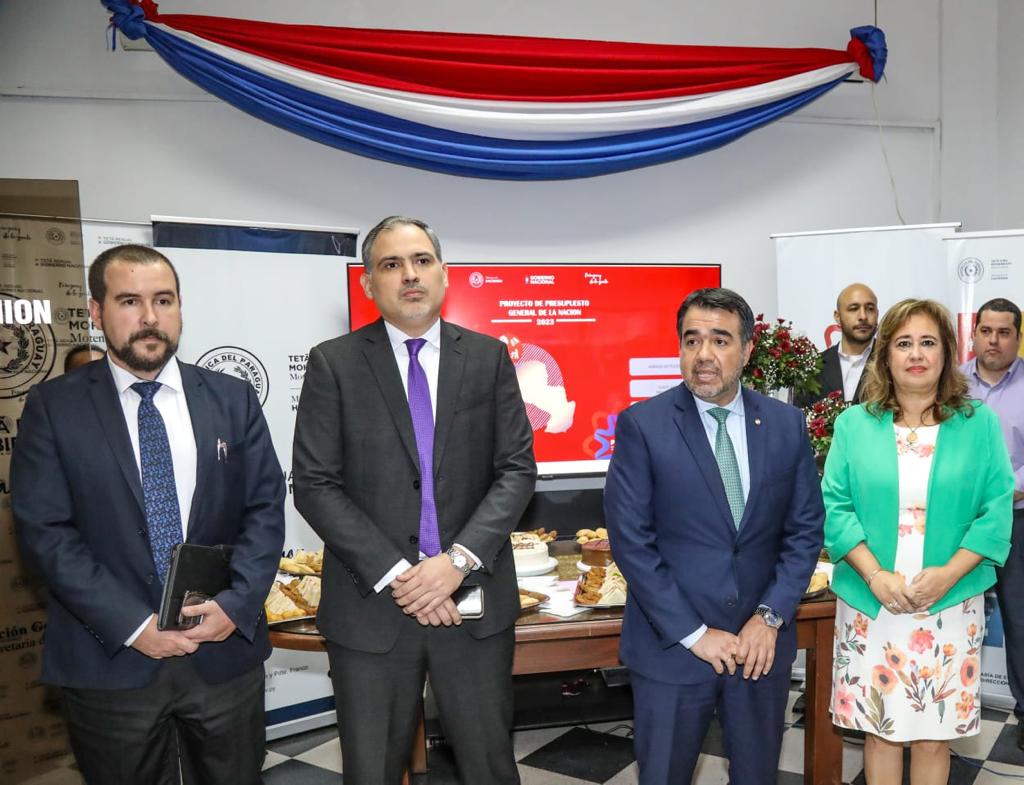 OscarLlamosas's tweet photo. Orgulloso del compromiso de los funcionarios del @Haciendapy por la construcción de un proyecto #PGN2023 equilibrado y responsable, que busca apuntalar el crecimiento económico y programas prioritarios. Mis felicitaciones a la Dirección de Presupuesto por coordinar este proceso https://t.co/fnMm9DLUop